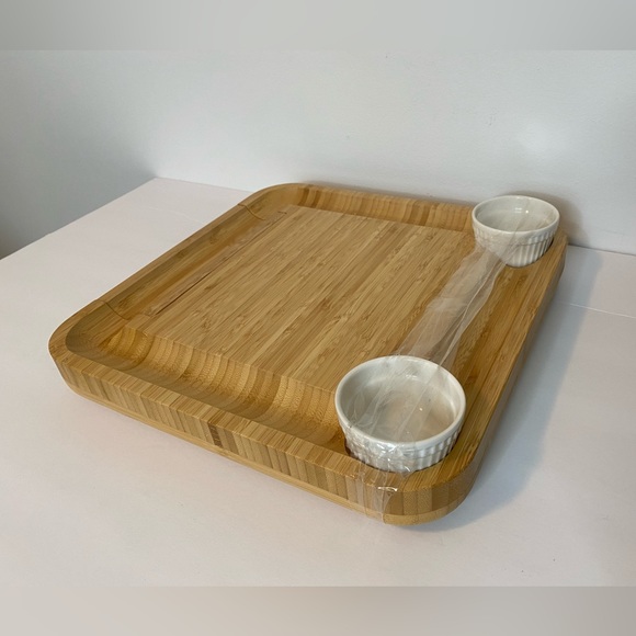 Smirly bamboo cheeseboard with ramekins and cheese knives - Picture 4 of 10